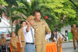 Bangganya Pelajar SMK Dihadiahi Topi Milik Pj Wali Kota Parepare