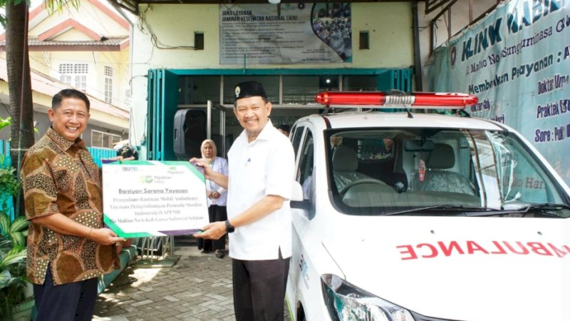 Pegadaian menyerahkan sebuah ambulance ke YAPPMI, senin (5/2)