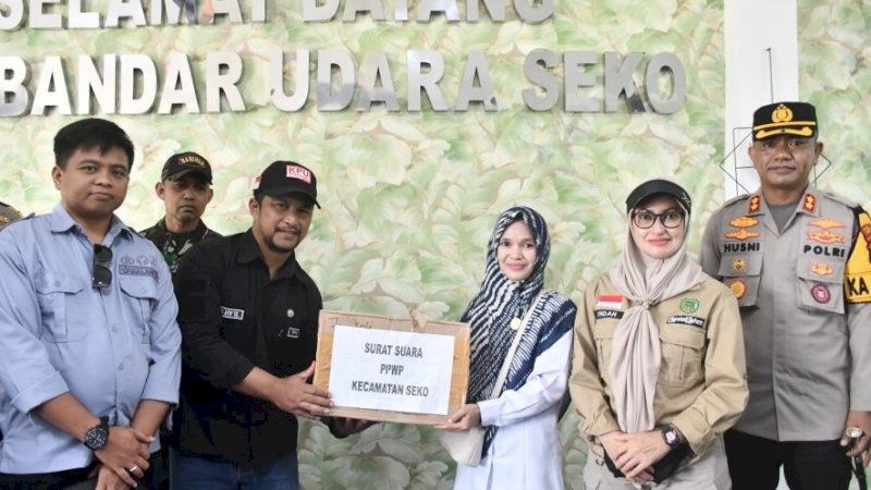 
Bupati Luwu Utara, Indah Putri Indriani (kedua kanan), bersama jajaran forkopimda dan penyelenggara pemilu ikut mengawal pendistribusian logistik sampai ke ibu kota Kecamatan Seko menggunakan pesawat perintis Susi Air. (Foto: Pemkab Luwu Utara)