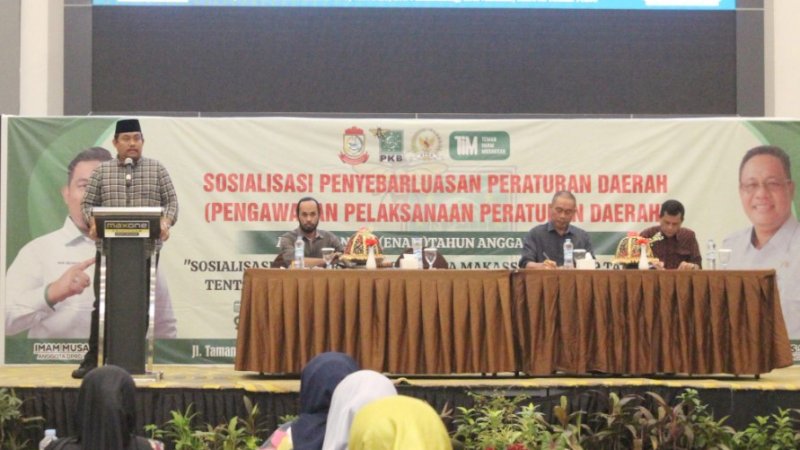 Anggota DPRD Kota Makassar, Imam Musakkar, saat sosialisasi Peraturan Daerah (Perda) Nomor 9 Tahun 2016 tentang Perlindungan dan Pengelolaan Lingkungan Hidup, di Hotel Maxone, Jalan Taman Makam Pahlawan, Makassar, Senin (5/2/2024).