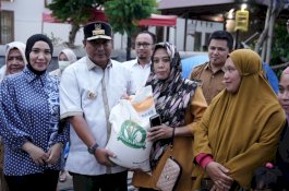 Pj Gubernur dan Pj Ketua PKK Sulsel Salurkan Bantuan Pangan Presiden Jokowi untuk Warga Bone
