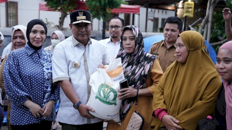 Pj Gubernur dan Pj Ketua PKK Sulsel Salurkan Bantuan Pangan Presiden Jokowi untuk Warga Bone