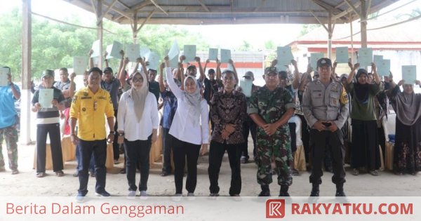 Bupati Luwu Utara Bagikan 250 Sertifikat Tanah Warga Desa Salama