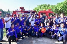 Pemprov Sulsel Berikan Bantuan Mobil Damkar ke Pemkab Wajo