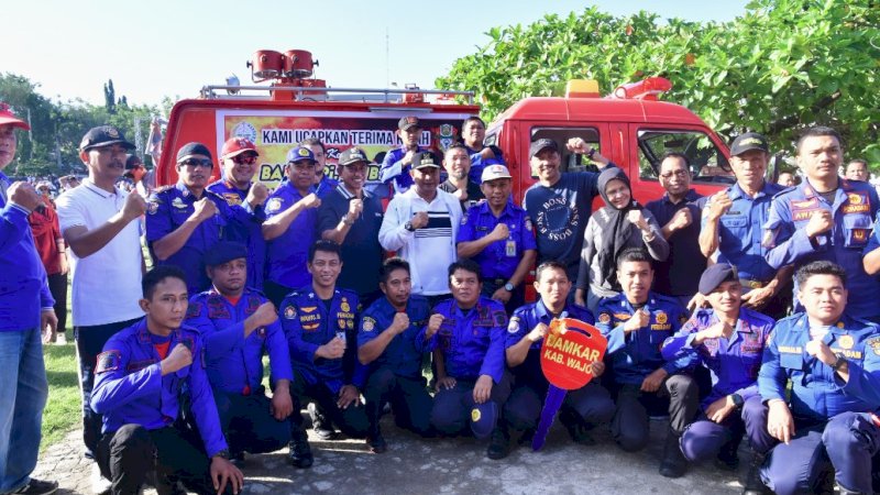 Penyeragan bantuan satu unit mobil pemadam kebakaran (damkar) Pemerintah Provinsi (Pemprov) Sulawesi Selatan (Sulsel) untuk Pemerintah Kabupaten (Pemkab) Wajo di Lapangan Merdeka, Wajo, Jumat (9/2/2024). (Foto: Pemprov Sulsel)