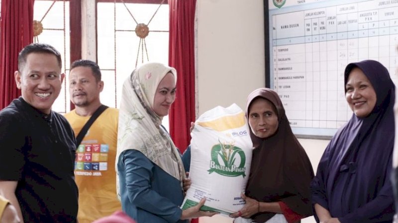 Bupati Luwu Utara, Indah Putri Indriani (kiri), menyerahkan bantuan pangan beras secara simbolis kepada warga Desa Terpedo Jaya, Kecamatan Sabbang, Luwu Utara, Sulsel, Kamis (8/2/2024). (Foto: Pemkab Luwu Utara)