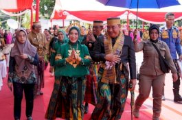 Didampingi Sofha Marwah, Pj Gubernur Sulsel Hadiri HUT Takalar Ke-64 Tahun