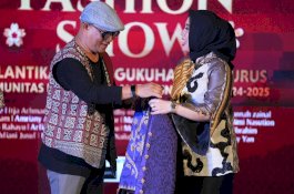 Sofha Marwah Bahtiar Lantik dan Kukuhkan Pengurus Komunitas Designer Olah Tenun Sulsel