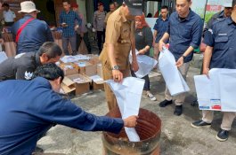 KPU Barru Musnahkan Ribuan Surat Suara Pemilu 2024 Rusak