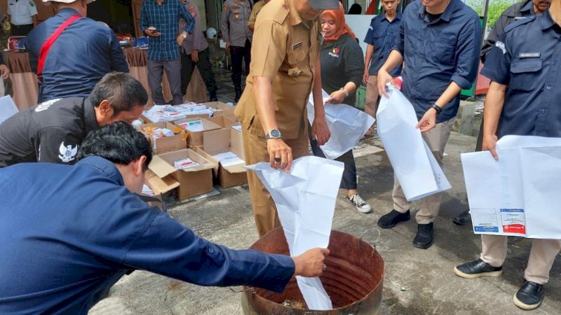 KPU Kabupaten Barru, Sulawesi Selatan, melaksanakan proses pemusnahan surat suara Pemilu 2024 yang rusak di depan gudang logistik KPU Barru, Jalan Jenderal Sudirman, Kelurahan Sumpang Binangae, Kecamatan Barru, Selasa (13/2/2024).