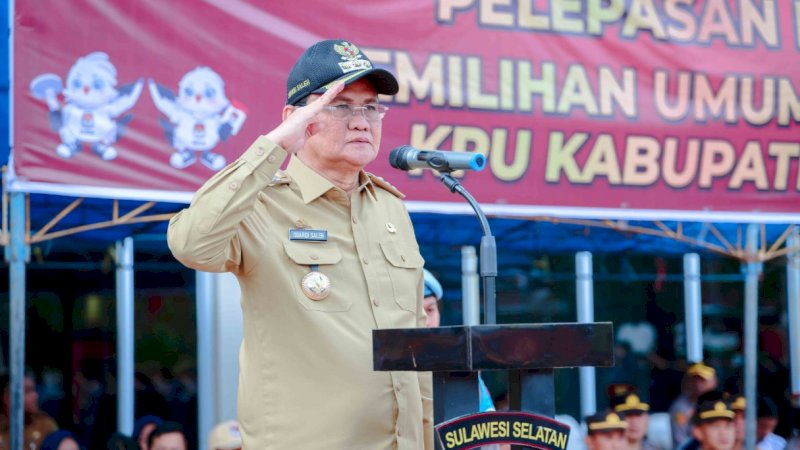 Bupati Barru, Suardi Saleh, saat apel pergeseran pasukan sebagai bagian dari persiapan pengamanan TPS Pemilu 2024 di Mapolres Barru, Senin (12/2/2024).