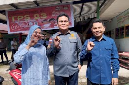 Bupati Barru Bersama Putri dan Menantu Mencoblos di TPS 23