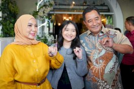 Pj Gubernur Sulsel dan Keluarga Mencoblos di Makassar, Harapkan Partisipasi Meningkat