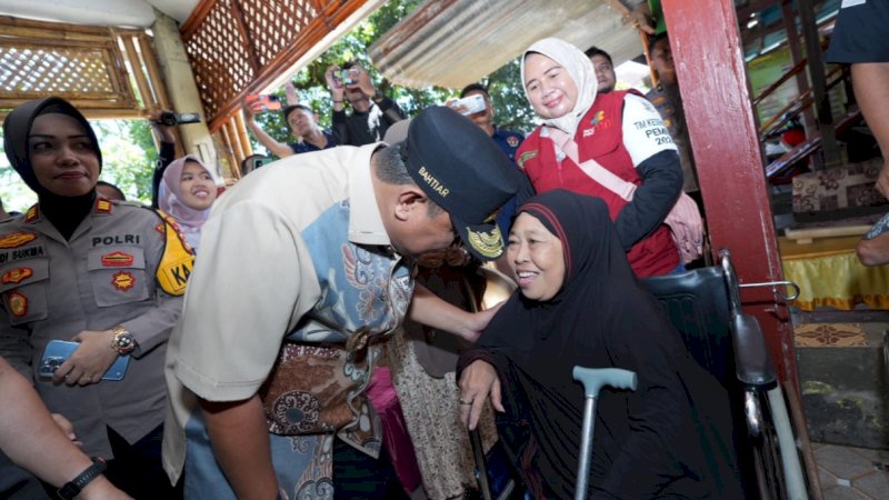 Pj Gubernur Sulsel, Bahtiar Baharuddin, hadir langsung meninjau proses pemilihan di salah satu TPS Pemilu 2024, Rabu (14/2/2024). (Foto: Pemprov Sulsel)