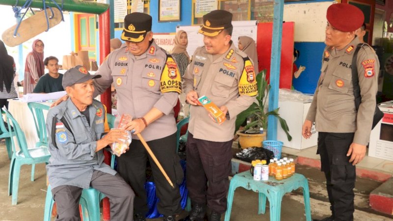 Kapolres Barru, AKBP Dodik Susianto, memimpin pemeriksaan kesehatan para petugas di TPS 10 dan TPS 24 Kelurahan Sumpang, Binangae Kecamatan Barru, Kabupaten Barru, Sulsel, Kamis (15/2/2024).