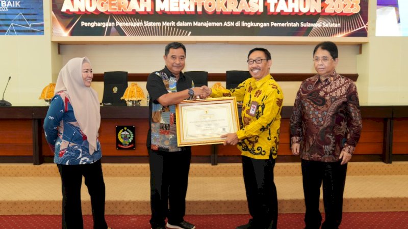 
Pj Gubernur Sulsel, Bahtiar Baharuddin (kedua kiri), saat menerima penghargaan meritokrasi kategori sangat baik dari Komisi Aparatur Sipil Negara (KASN) di Ruang Rapat Pimpinan Kantor Gubernur Sulsel, Kamis (15/2/2024). (Foto: Pemprov Sulsel)