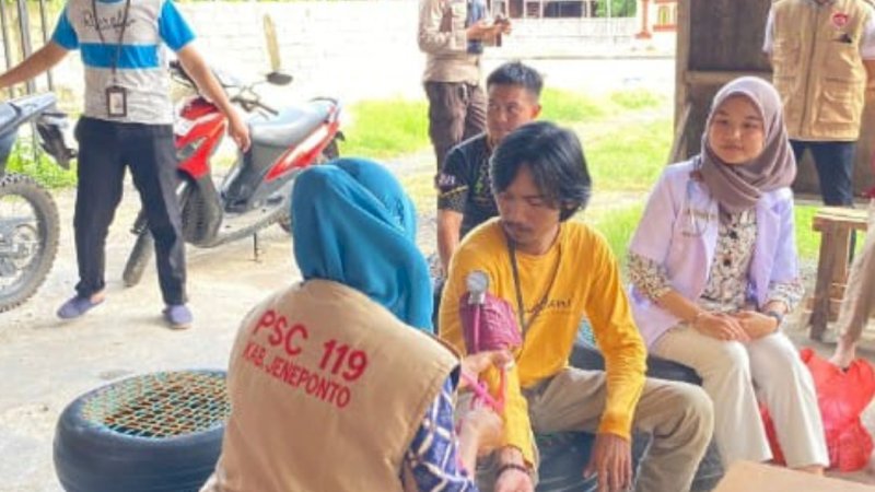 Petugas Satgas Kesehatan saat memberikan pelayanan di salah satu TPS Pemilu 2024 di Kabupaten Jeneponto, Sulsel, Rabu (14/2/2024). (Foto: Pemprov Sulsel)
