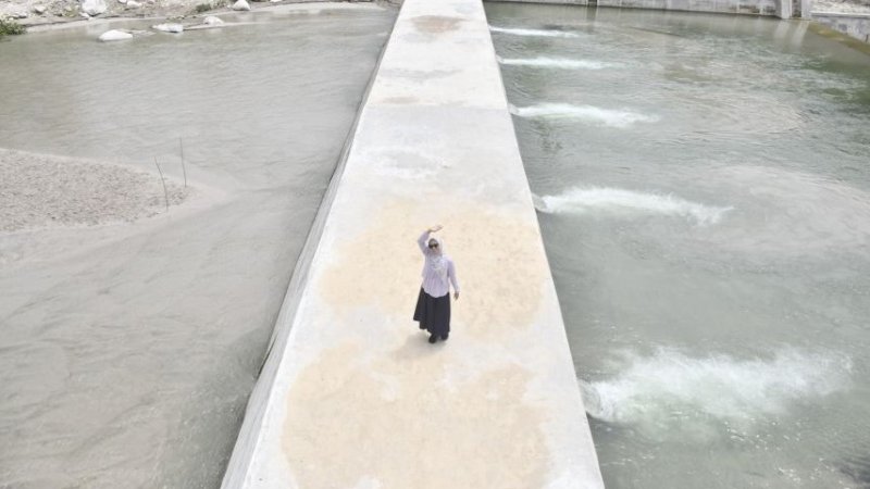 Bupati Luwu Utara, Indah Putri Indriani, saat meninjau langsung sabo dam di Sungai Radda, Kabupaten Luwu Utara, yang kini telah rampung sesuai target. (Foto: Pemkab Luwu Utara)