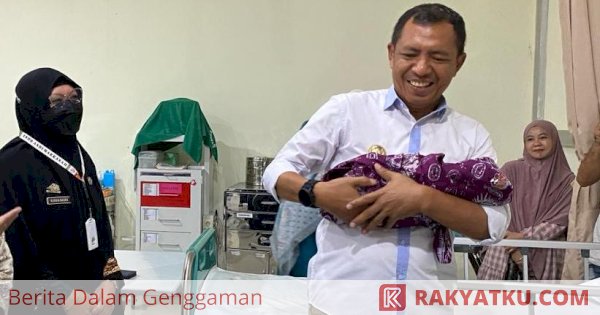 Dua Bayi Lahir Tepat HUT ke-64 Kota Parepare, Akbar Ali Datang Langsung Beri Akta Kelahiran dan KIA