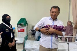 Dua Bayi Lahir Tepat HUT ke-64 Kota Parepare, Akbar Ali Datang Langsung Beri Akta Kelahiran dan KIA