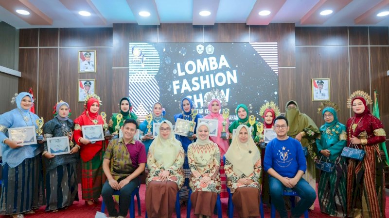 Lomba Fashion Show Baju Bodo "To Riolo" Meriahkan Perayaan Hari Jadi Barru ke-64