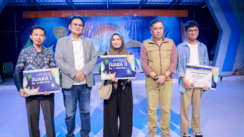 Bupati Barru Serahkan Hadiah Lomba Sayembara Logo Hari Jadi Barru ke-64