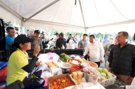 Pj Gubernur Sulsel Jalan Santai, Cek Kesehatan dan Tinjau Pasar di Parepare
