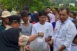 Pj Gubernur Sulsel dan Pj Wali Kota Parepare Tebar Benur Udang Vaname di Tambak Budidaya Ikan Bacukiki