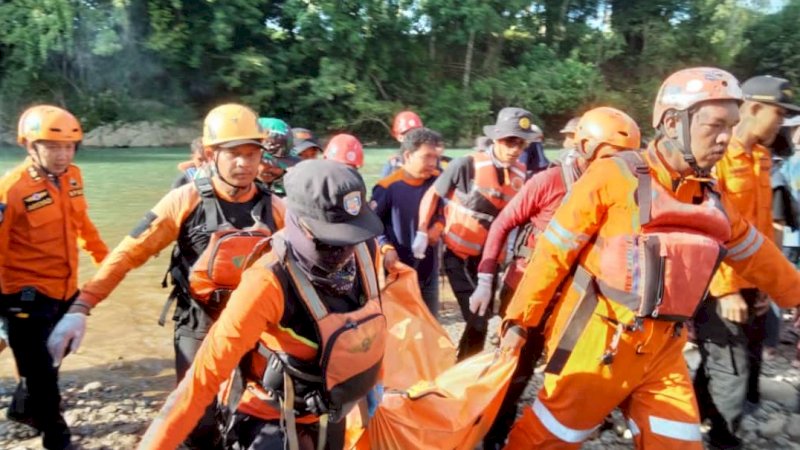 Proses evakuasi korban tenggelam di Kampung Tabo-Tabo, Desa Tabo-Tabo, Kecamatan Bungoro, Kabupaten Pangkep, Sulawesi Selatan, Senin (19/2/2024).