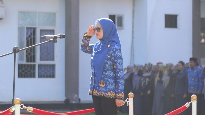 Bupati Luwu Utara, Indah Putri Indriani, saat menjadi inspektur upacara Hari Kesadaran Nasional (HKN) di lapangan upacara Kantor Bupati, Senin (19/2/2024). (Foto: Pemkab Luwu Utara)