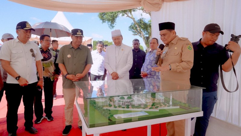 Seremoni peletakan batu pertama pembangunan Masjid Raya Barru yang bertepatan momentum peringatan HUT ke-64 Barru, Selasa (20/2/2024).