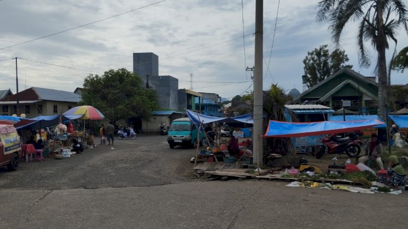 Lapak pedagang tumpah kian menjamur di Kelurahan Sumpang, Kecamatan Barru, Kabupaten Barru, Sulawesi Selatan.