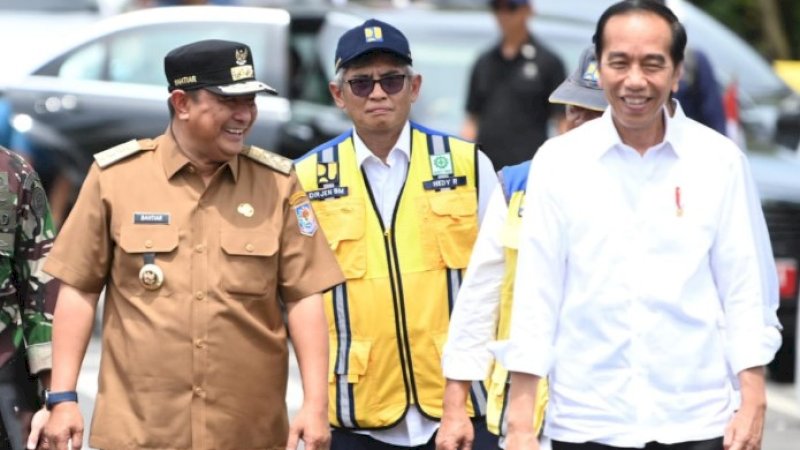 Presiden Joko Widodo (Jokowi) didampingi Pj Gubernur Sulsel, Bahtiar Baharuddin (kiri), dalam kunjungan kerja ke Kota Makassar, Sulsel, Kamis (22/2/2024). (Foto: Pemprov Sulsel)
