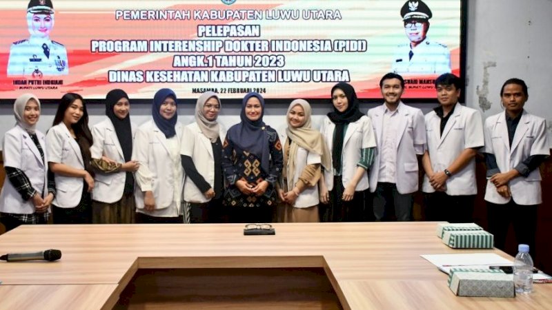 Bupati Luwu Utara, Indah Putri Indriani, bersama 11 orang dokter program Internship Dokter Indonesia (PIDI) angkatan 2023. (Foto: Pemkab Luwu Utara)