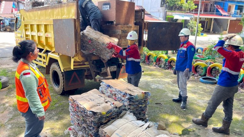 PT Vale Indonesia mendonasikan sampah terpilah ke bank sampah dalam rangka memperingati Hari Peduli Sampah Nasional (HPSN) 2024. (Foto: PT Vale Indonesia)