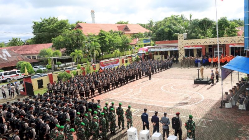 Apel pergeseran pasukan sebagai bagian dari persiapan pengamanan TPS pada Pemilu 2024 di Mapolres Barru, Senin (12/2/2024).