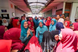 PKK Sulsel Goes to School, Sofha Marwah Bagikan Bantuan dan Ajak Siswa Prioritaskan Pendidikan