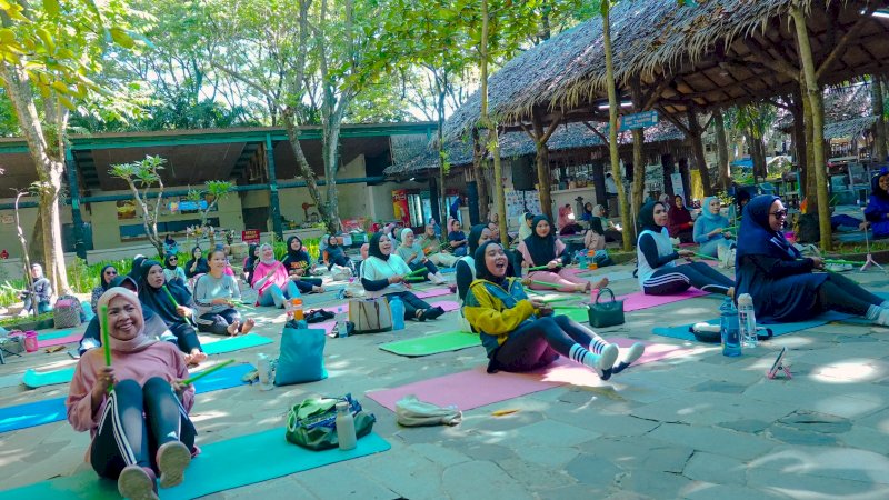 Pengunjung sangat antusias mengikuti Poundfit di Bugis waterpark adventure , Minggu (25/2)