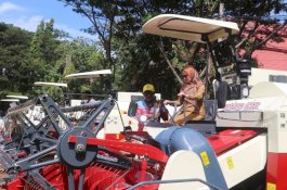 Pemkab Luwu Utara Salurkan Bantuan Combine Harvester Tingkatkan Produksi Gabah