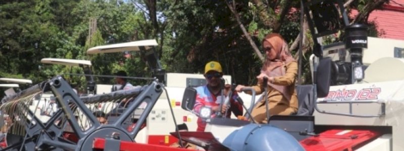 6 Kelompok Tani di Luwu Utara Terima Combine Harvester, Bupati Indah: Pastikan Semua Menikmati