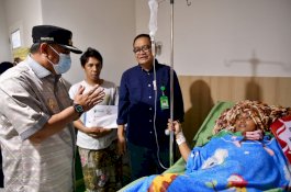 Pj Gubernur Sulsel Kunjungi-Berikan Santunan Korban Longsor Bastem Luwu