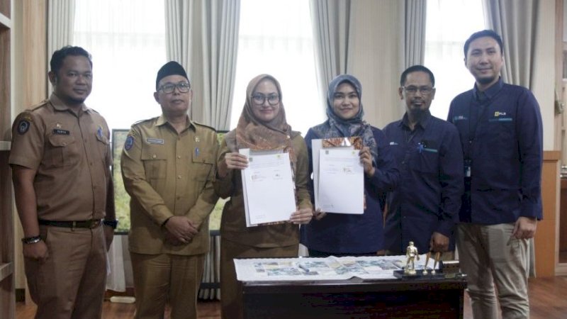 Penandatanganan MoU atau perjanjian kerja sama Pemkab Luwu dengan PLN Luwu Utara terkait pemungutan dan penyetoran Pajak Penerangan Jalan (PPJ) atas penggunaan tenaga listrik penerangan jalan umum di Kantor Bupati Luwu Utara, Selasa (27/2/2024). (Foto: Pemkab Luwu Utara)