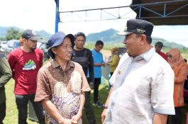 Pj Gubernur Sulsel Serahkan Bantuan Darurat dan Logistik Longsor di Kabupaten Luwu