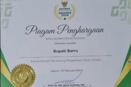 Bupati Barru Raih Penghargaan Kepala Daerah Pendukung Pengelolaan Zakat di Baznas Awards