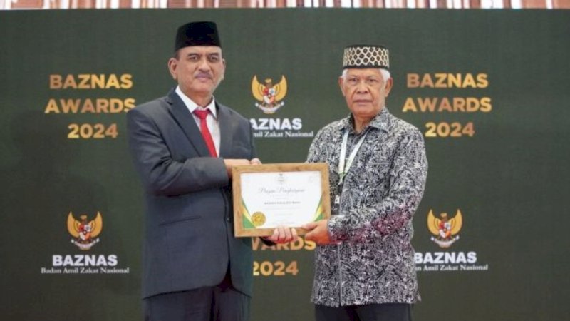 Wakil Ketua Baznas Barru, Kaharuddin (kanan), saat menerima penghargaan Baznas Awards 2024 di Hotel Bidakara, Jakarta, Kamis (29/2/2024).