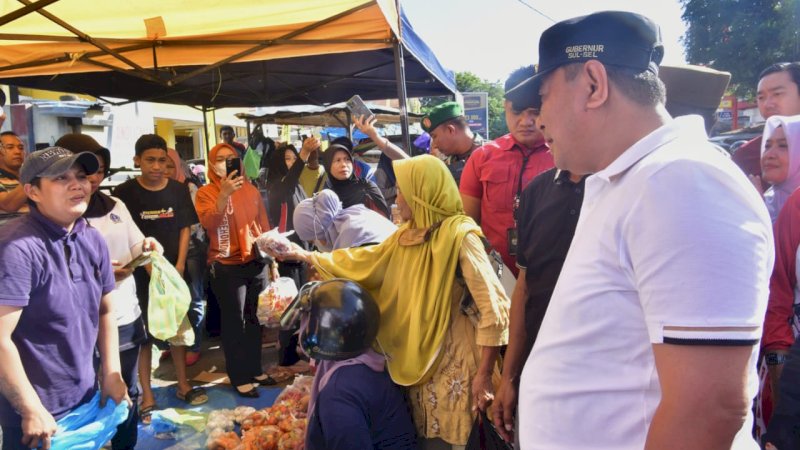 Penjabat Gubernur Sulsel, Bahtiar Baharuddin saat menyaksikan langsung Gerakan Pangan Murah (GPM) yang berlangsung di Pasar Pagi, Watampone Kabupaten Bone, Sulawesi Selatan.
