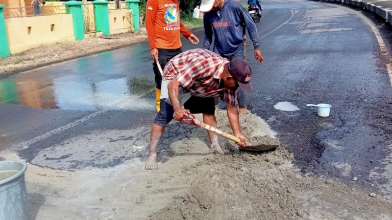Warga Desa Siddo Turun Tangan Perbaiki Kerusakan Jalan Poros Barru-Parepare