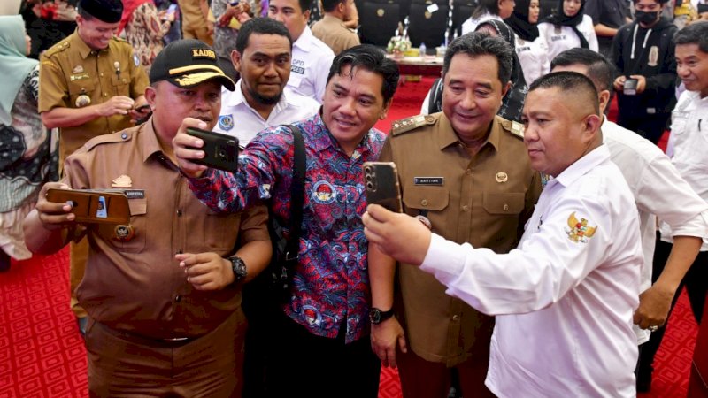 Pj Gubernur Sulsel, Bahtiar Baharuddin (kedua kanan), berswafoto dengan para anggota Apdesi Sulsel saat silaturahmi di Ruang Pola Kantor Gubernur Sulsel, Selasa (5/3/2024). (Foto: Pemprov Sulsel)