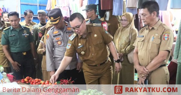 Jaga Stabilitas Pangan, Bupati bersama Forkopimda Cek Harga Sembako di Pasar Mini Sengkang