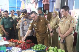 Jaga Stabilitas Pangan, Bupati bersama Forkopimda Cek Harga Sembako di Pasar Mini Sengkang